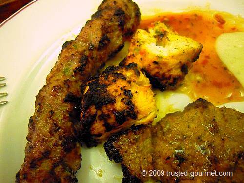 Detailled view of the chicken tikka, seekh kebab and grilled chop
