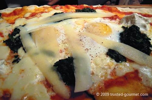 Details of the pizza Fiorentina